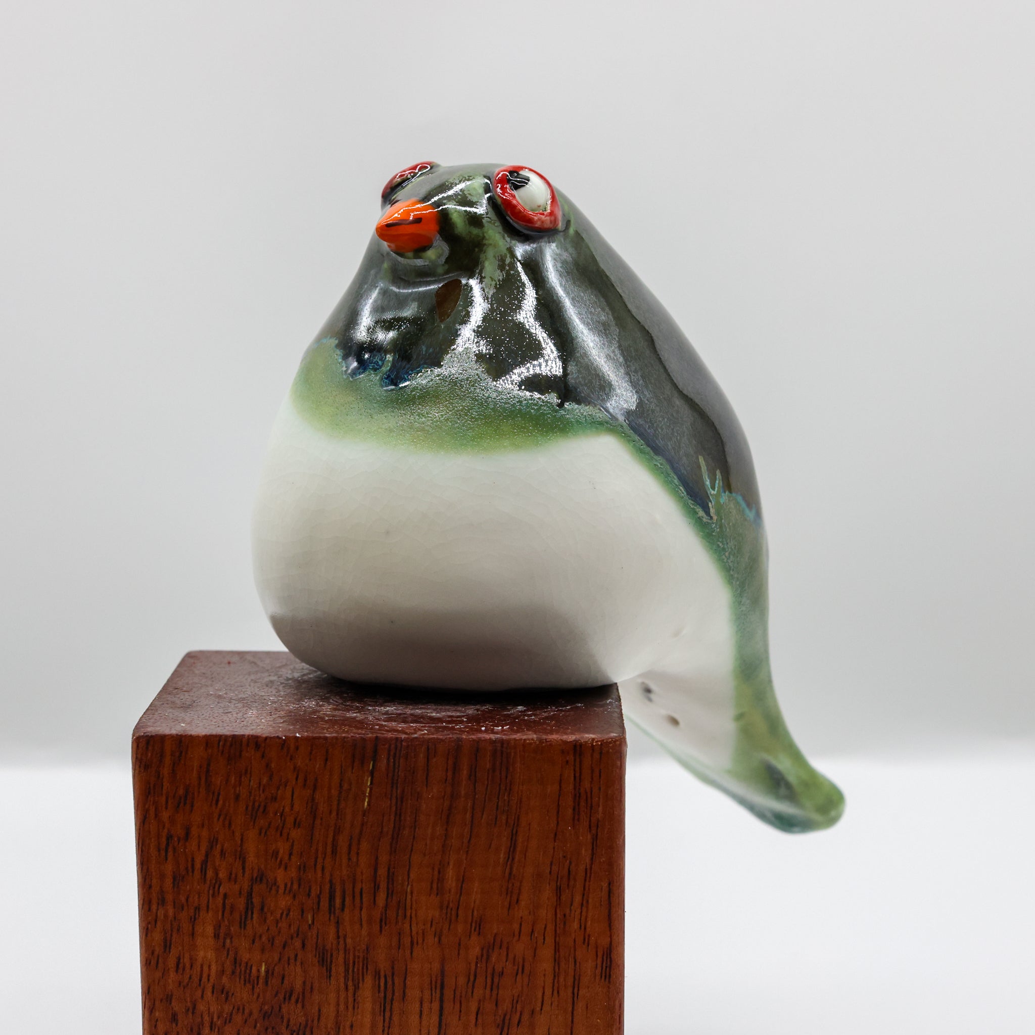 Kererū ceramic sculpture front view, New Zealand wood pigeon ornament