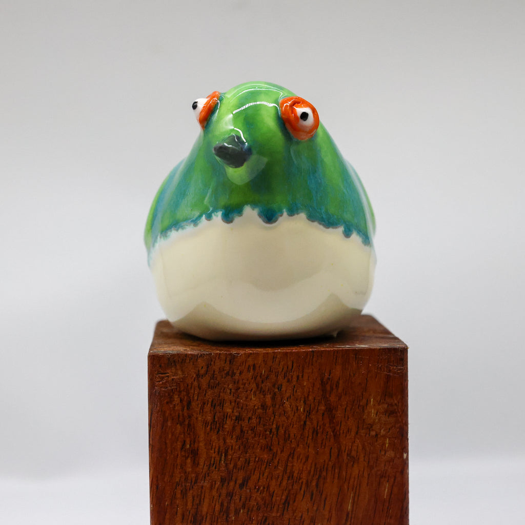 Tītitipounamu ceramic sculpture front view, rifleman bird ornament