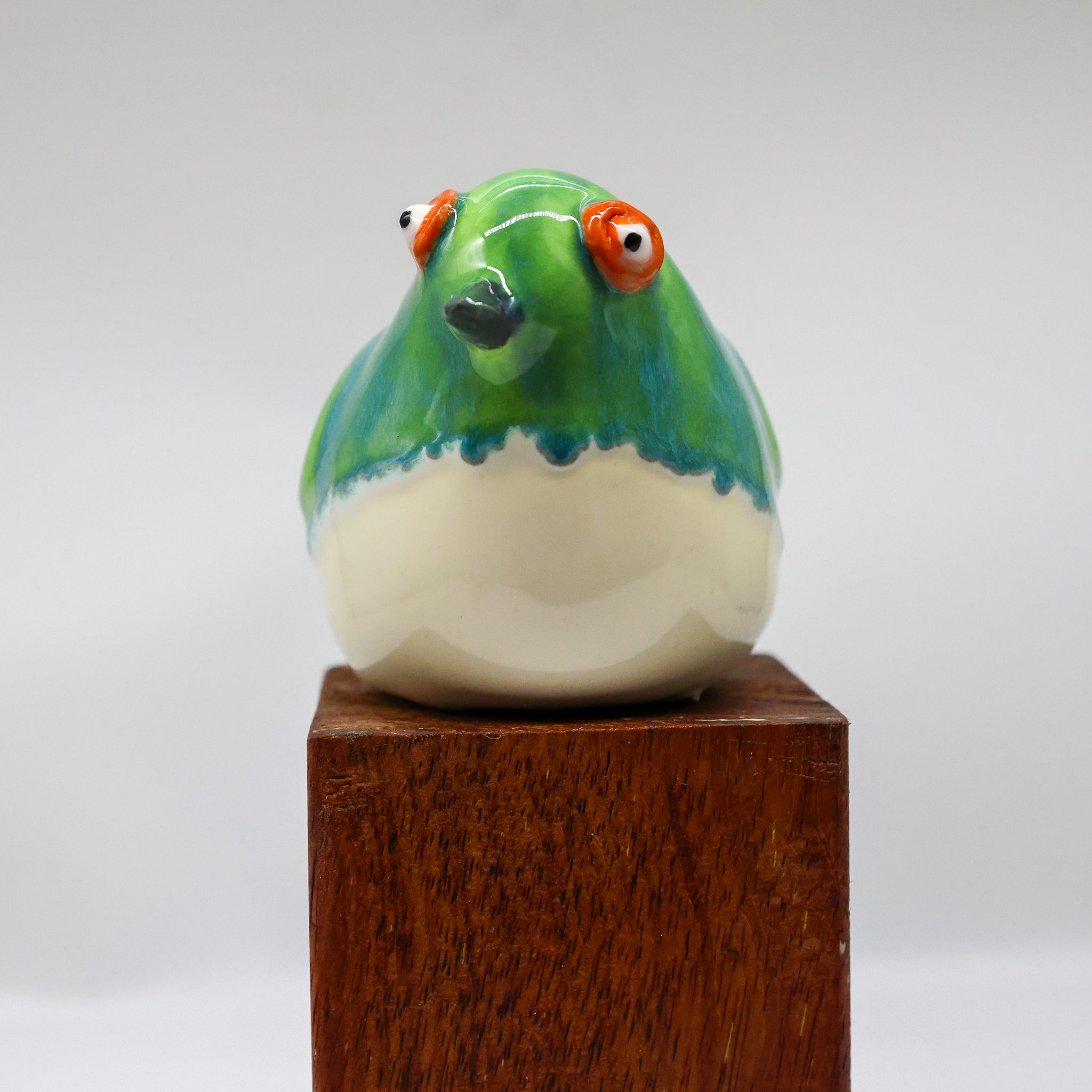 Tītitipounamu ceramic sculpture front view, rifleman bird ornament