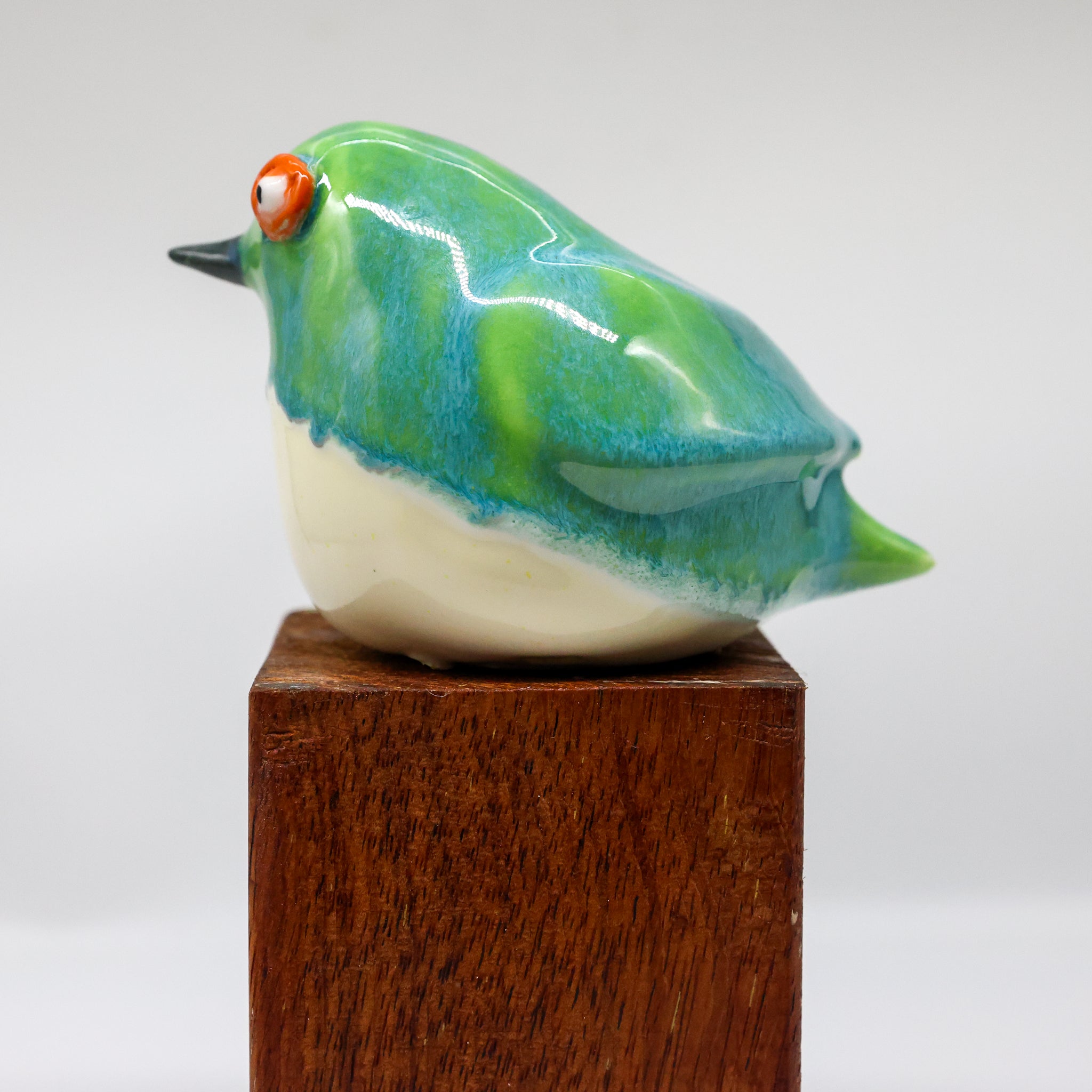 Tītitipounamu ceramic sculpture, alternate angle showing porcelain glaze