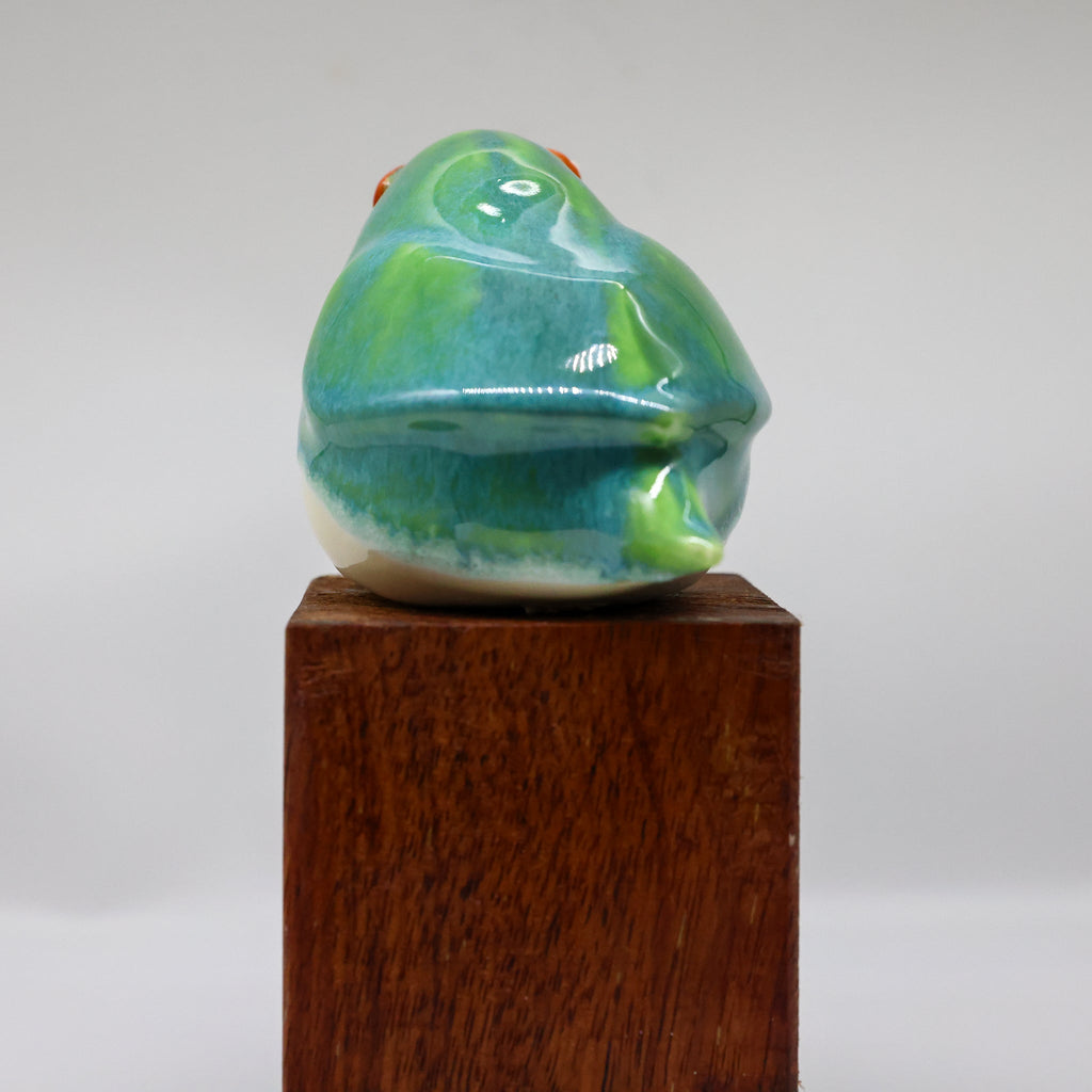 Tītitipounamu ceramic sculpture close-up detail